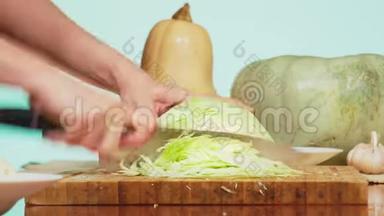 女手用刀<strong>切白菜</strong>.. 蔬菜混合物用于烹饪蔬菜炖。 背景色。 4k，